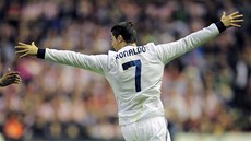 Útočník Cristiano Ronaldo z Realu Madrid se raduje z gólu.