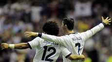 Útoník Cristiano Ronaldo a obránce Marcelo z Realu Madrid se radují z gólu.