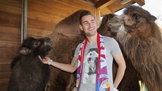 Fotbalista Marek Bakoš vzal na křest velblouda Viktora i dcerku Lauru. Dřuhým kmotrem Viktora se stal Radim Řezník.