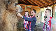 Fotbalista Marek Bakoš vzal na křest velblouda Viktora i dcerku Lauru. Dřuhým kmotrem Viktora se stal Radim Řezník.