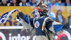 Kostým Indiána pi hokejových zápasech v Plzni obléká bankovní úedník Tomá