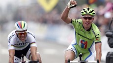 Peter Sagan (vpravo) projídí vítzn cílem.