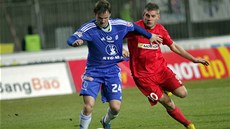 Brněnský Milan Husár (vpravo) bojuje o míč s Václavem Koutným z Olomouce.