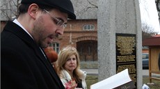 V Tr�icích na Olomoucku odhalili pomník ob�tem holocaustu a zárove� i...