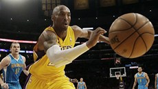 Kobe Bryant z LA Lakers se bhem utkání v New Orleans vrhá po míi.