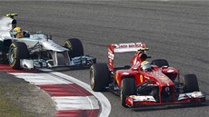 VE VEDENÍ FERRARI. Fernando Alonso (dole) a Felipe Massa ze stáje Ferrari na