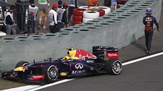 Mark Webber ze stáje Red Bull odchází znechuceně od svého vozu, přišel během