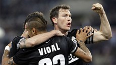 Fotbalisté Juventusu Turín oslavují úspěšného střelce Artura Vidala.