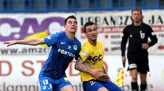 Liberecký Ond�ej Ku�nír (vlevo) v hlavi�kovém souboji s Jánem Chovancem z