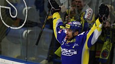 Bedich Köhler ze Zlína se raduje ze svého gólu v pátém finále hokejové