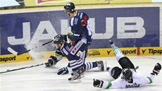 Boleslavský hokejista Tomá Nouza (v bílém) padá v duelu s Libercem.