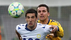 Aidin Mahmutovi� (vlevo) z Teplic odstavuje jihlavského Ond�eje �ourka.