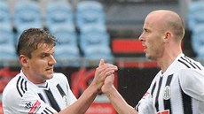 eskobudjovití fotbalisté Ivo Táborský (vpravo) a Filip Rýdel se radují z