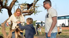 Vendula Svobodová elila "útoku" jedné z koz, na pomoc jí piel partner