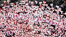 HVZDNÝ POCHOD. Bhem pochodu na Spartu vytvoili fanouci Slavie choreografii...