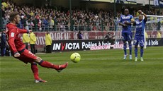 SPECIALISTA NA P�ÍMÉ KOPY. David Beckham z Paris St. Germain b�hem utkání proti