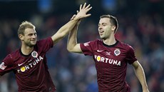 RADOST Z NEŠTĚSTÍ DRUHÉHO. Fotbalisté Sparty se radují z vlastního gólu...