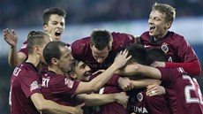 DERBY JE NAŠE! Fotbalisté Sparty oslavují gól v derby proti Slavii.