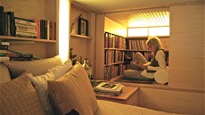 tenáský koutek je pro majitelku oázou klidu. Na snímku manelka architekta...