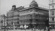 Původní vzhled rohové budovy na adrese Václavské náměstí 47 před rokem 1922,...