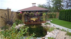 Pergola je rozd�lena na dv� �ásti.