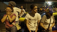 Lidé, kteí podporovali opoziního lídra Caprilese, smutní.  (15. dubna 2013)