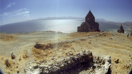 Kláter Sevan na behu stejnojmenného arménského jezera