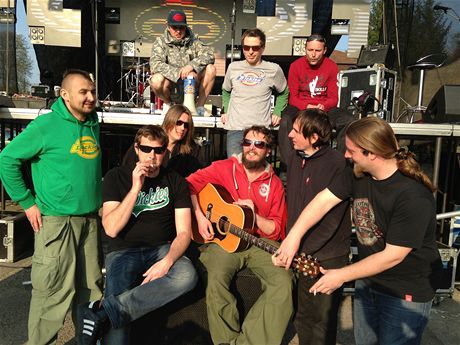 Festival eínek poádá basák kapely Divokej Bill Milo Jura (na snímku vlevo).