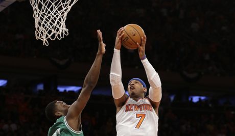 Carmelo Anthony z New York Knicks zakonuje, brání ho Jeff Green z Boston
