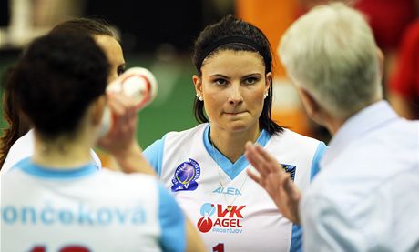 Prostjovská Andrea Kossányiová naslouchá pokynm trenéra ady. 