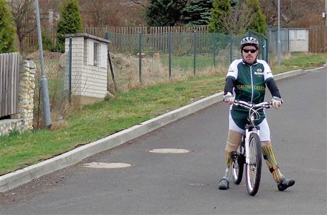 David Zapletal pi vyjíce na zapjeném horském kole, které mu ukradl zlodj.