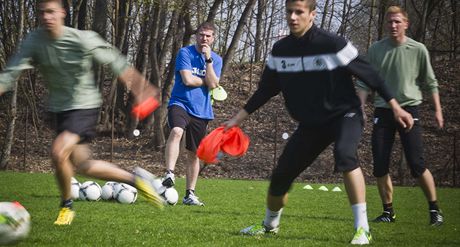 Lubo Prokopec sleduje trénink hradeckých fotbalist.