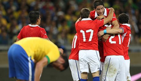 Chiltí fotbalisté se radují z vyrovnání v pípravném utkání proti Brazílii.