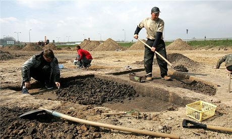 Archeologicky cenná nalezit pozstatk vesnice z mladí doby kamenné nalezli