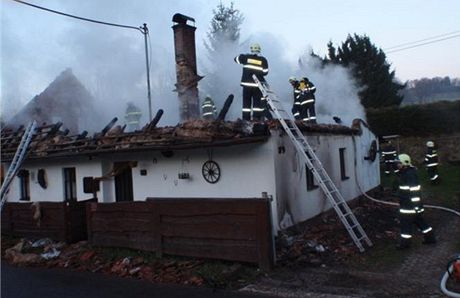 há nejspí zaloil ohe v zadní ásti chalupy.