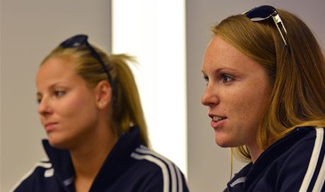 Kristýna Kolocová (vpravo) bude hrát v norském Stavangeru i o anci bývalé spoluhráky Markéty Slukové na olympiádu.