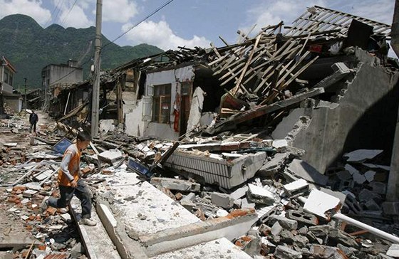 V kvtnu 2008 zabilo silné zemtesení v S'-chuanu více ne 80 000 lidí,