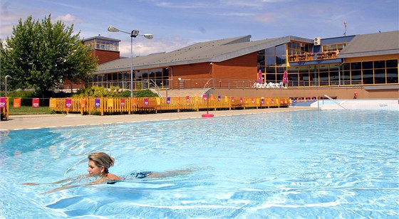 Lidé v Dín budou moci po dobu oprav na koupání vyuívat jen venkovní bazén.