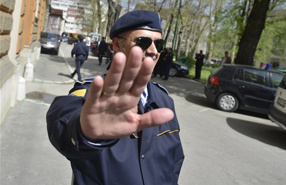 Bosenský policista ped kanceláí ivka Budimira v Sarajevu (26. dubna 2013)