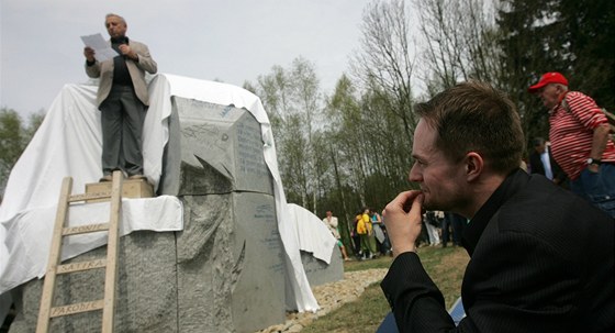 Odhalení obřího žulového portrétu spisovatele Jaroslava Haška Hlava XXII.