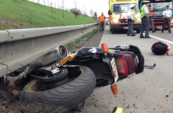 Motorká náraz do svodidel nepeil. Ilustraní snímek