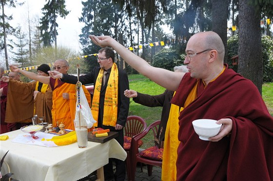 Rituál pi slavnostním otevení buddhistického parku.