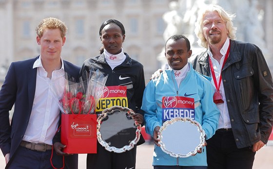 VÍTZOVÉ. Londýnský maraton ovládli Priscah Jeptoová  a Tsegaye Kebede.