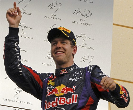 VÍTZ. Sebastian Vettel se na pódiu raduje ze svého triumfu ve Velké cen