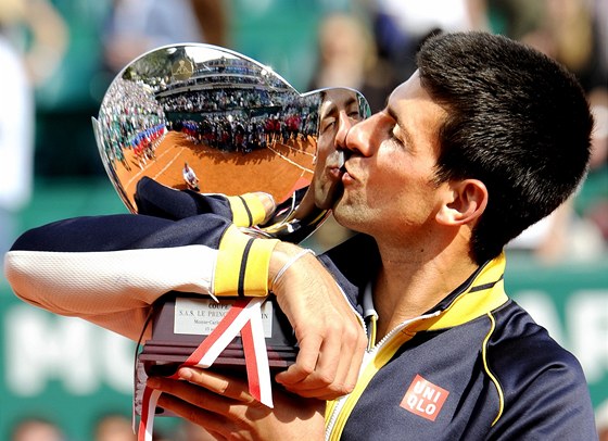 JE MOJE. Tahle trofej byla zvyklá na jiného vlastníka. Po osmi letech ji vak z rukou Rafaela Nadala vyrval Novak Djokovi.