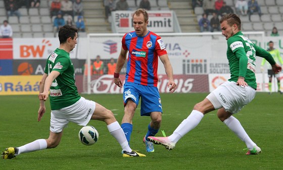 PROJDU? Plzeský záloník Daniel Kolá se probíjí jabloneckou obranou.