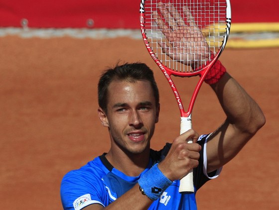 ÚSP̊NÝ START. Luká Rosol pohodln postoupil do 2. kola Roland Garros. Ilustraní foto.