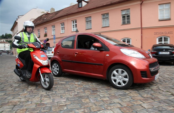 I malý skútr má asto vtí zrychlení ne auto.