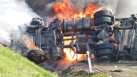 Kamion u Blotína rychle pohltily plameny, idi unikl jisté smrti na poslední