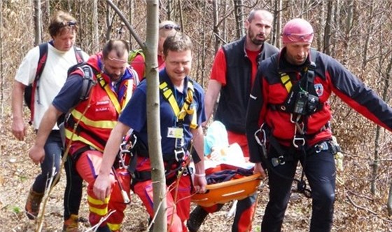 Zásah zdravotníku v nároném terénu trval dv hodiny. Ilustraní snímek